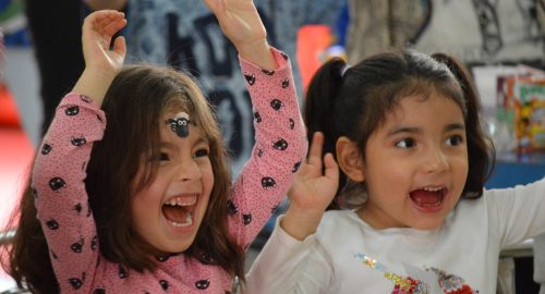 Niñas y niños súper felices y participativos en el Show infantil de Brillantina Cuentacuentos